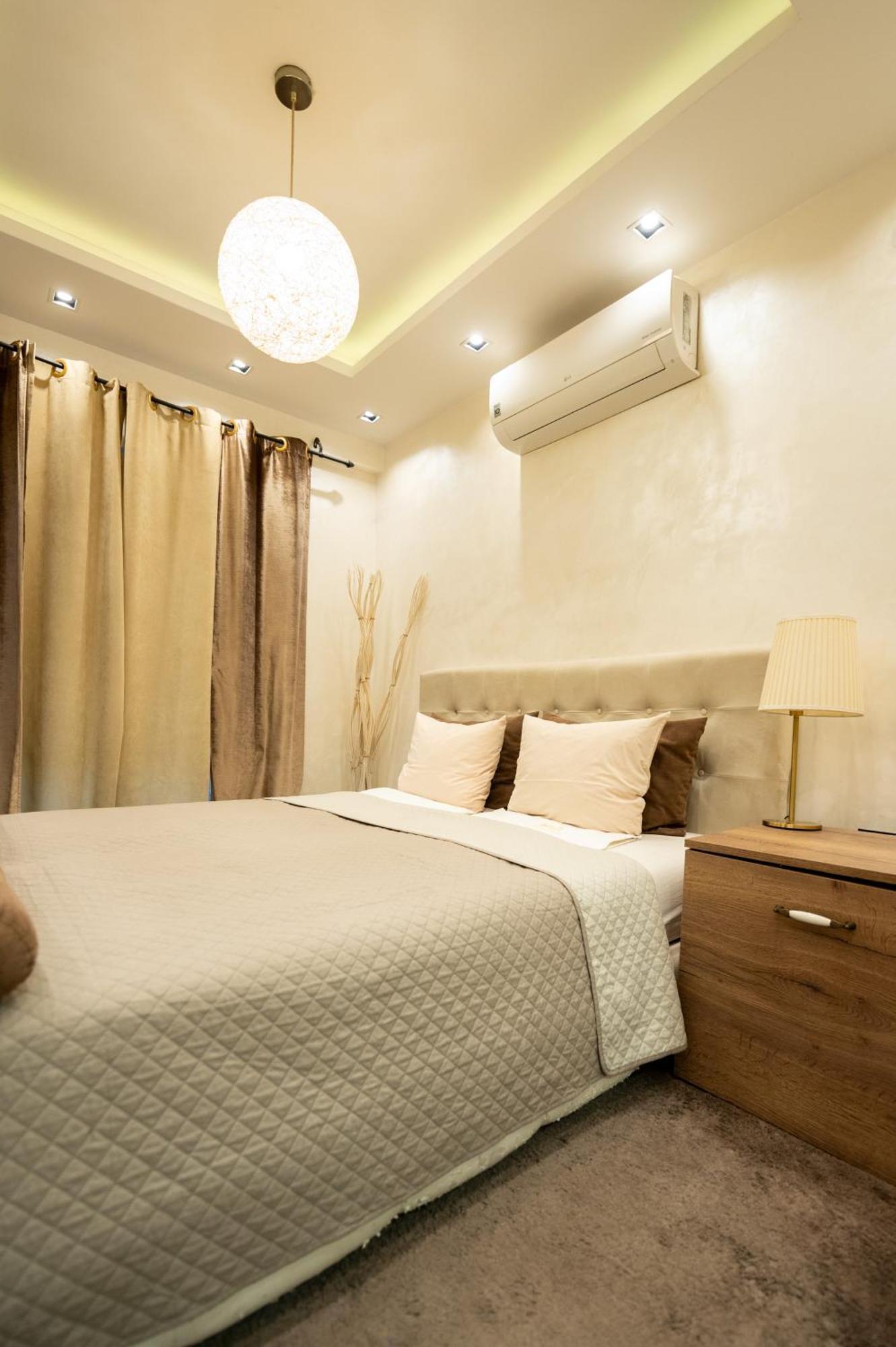 Central Business Apartments Jacuzzi Belgrado Esterno foto